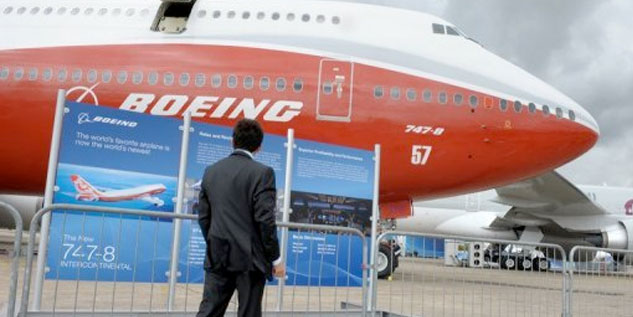Un-homme-regarde-le-Boeing-747-8-au-salon-du-Bourget-à-Paris-le-20-juin-2011